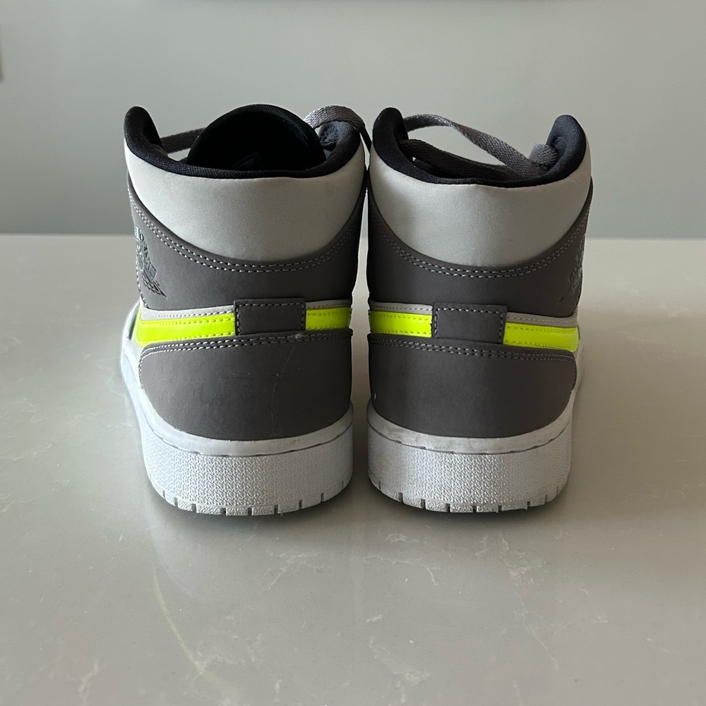 NIKE Air Jordan 1 Mid 'Gunsmoke Volt' - Picture 9 of 12